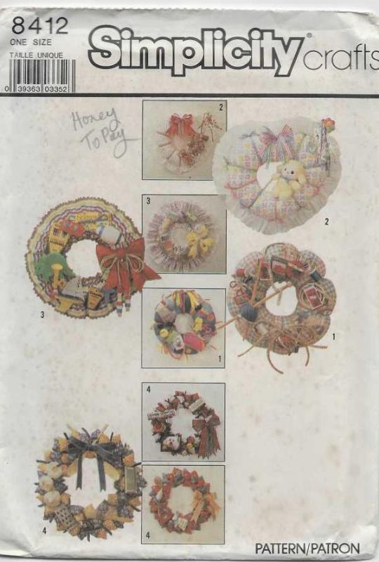 Picture of A22 SIMPLICITY 8412: DECORATIVE GIFT WREATH 